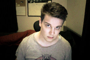 Dailybooth. Damn hair grows so fast. :/ Thinking about doing each of my Dailybooth Photos with a proper setup from now…