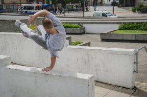 Spenna & Arron Reverse Vault Reverse Vault Bourbon Biscuit Time Liam Rides the "D". One-Handed Handstand Parkour & Chil…